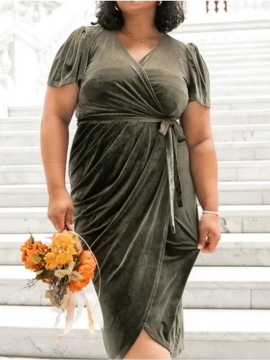 Ivy City Co Dresses & Skirts - NWT Ivy City Co Olive “Lillie” Velvet Dress